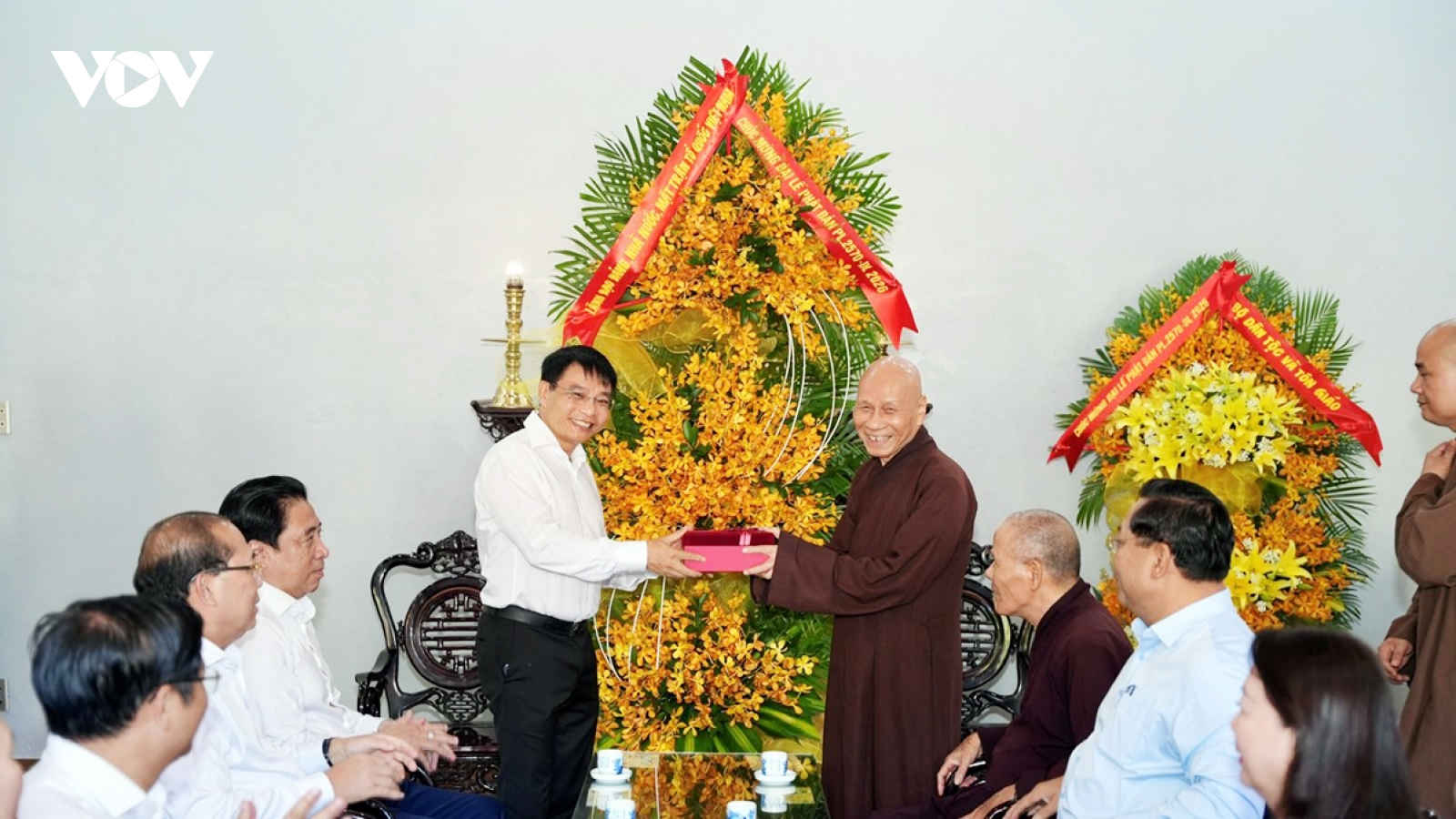 Deputy PM extends Vesak greetings to Vietnam Buddhist Sangha in Hue